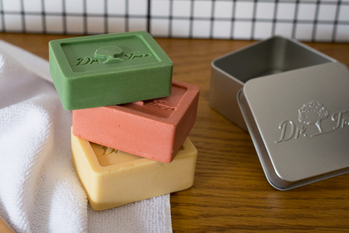 Reducir el uso de plástico utilizando pastillas de champú solidas Dr. Tree