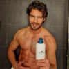 Maxi Iglesias utiliza el Bálsamo Corporal Hidratante de Dr. Tree tras la ducha