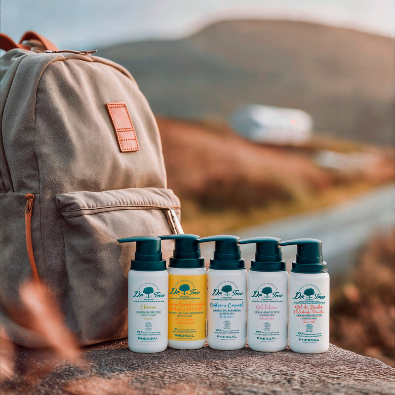 Pack de productos de tamaño de viaje junto a la mochila en un viaje