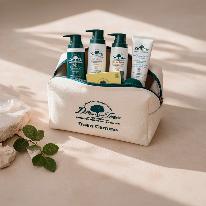 Neceser kit del peregrino abierto con los productos saliendo